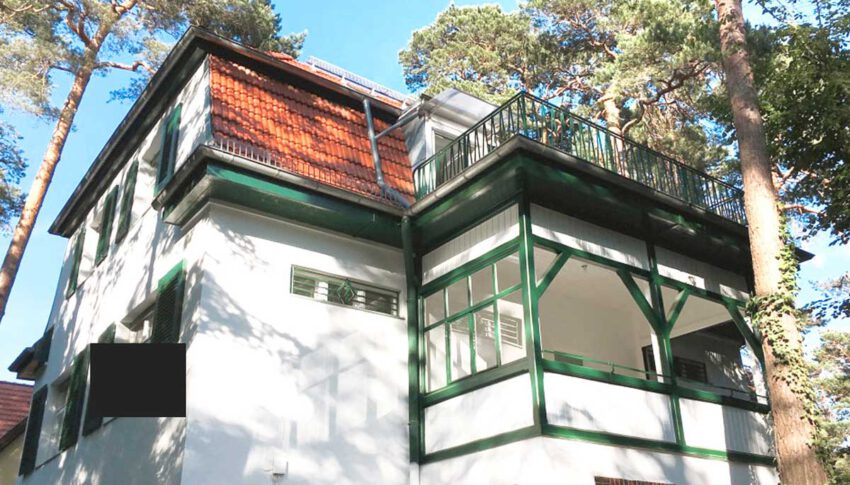 Die Intensivpflege WG befindet sich in einer historischen Villa. Typisch für die Lage am Berliner Wannsee.